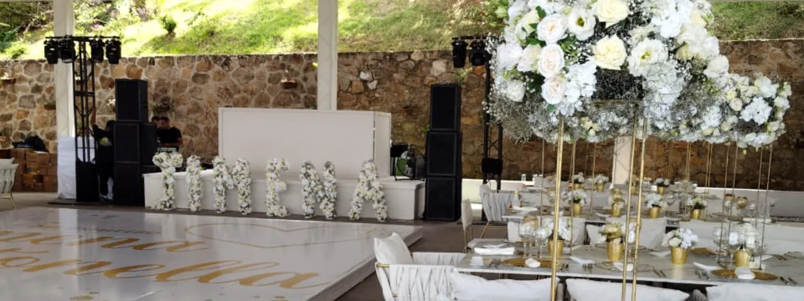 Decoración de boda blanca con arreglos florales