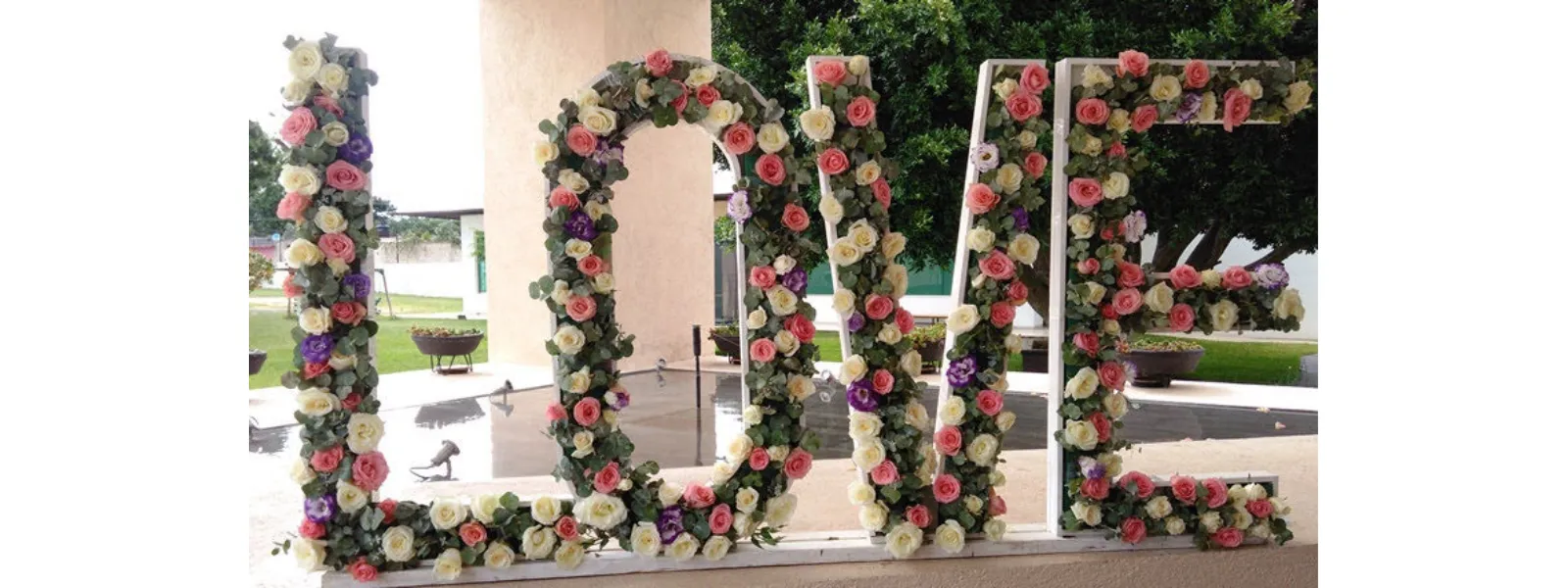 Letras LOVE decoradas con flores