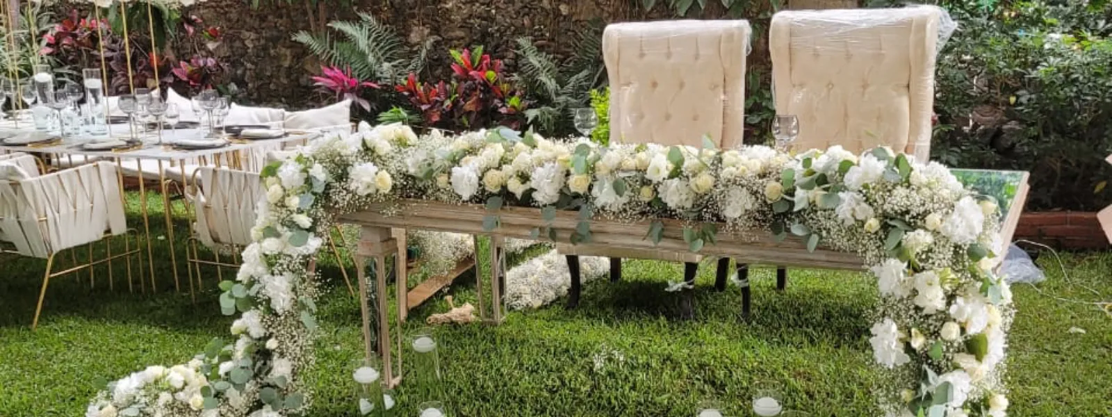 Mesa principal de boda en jardín